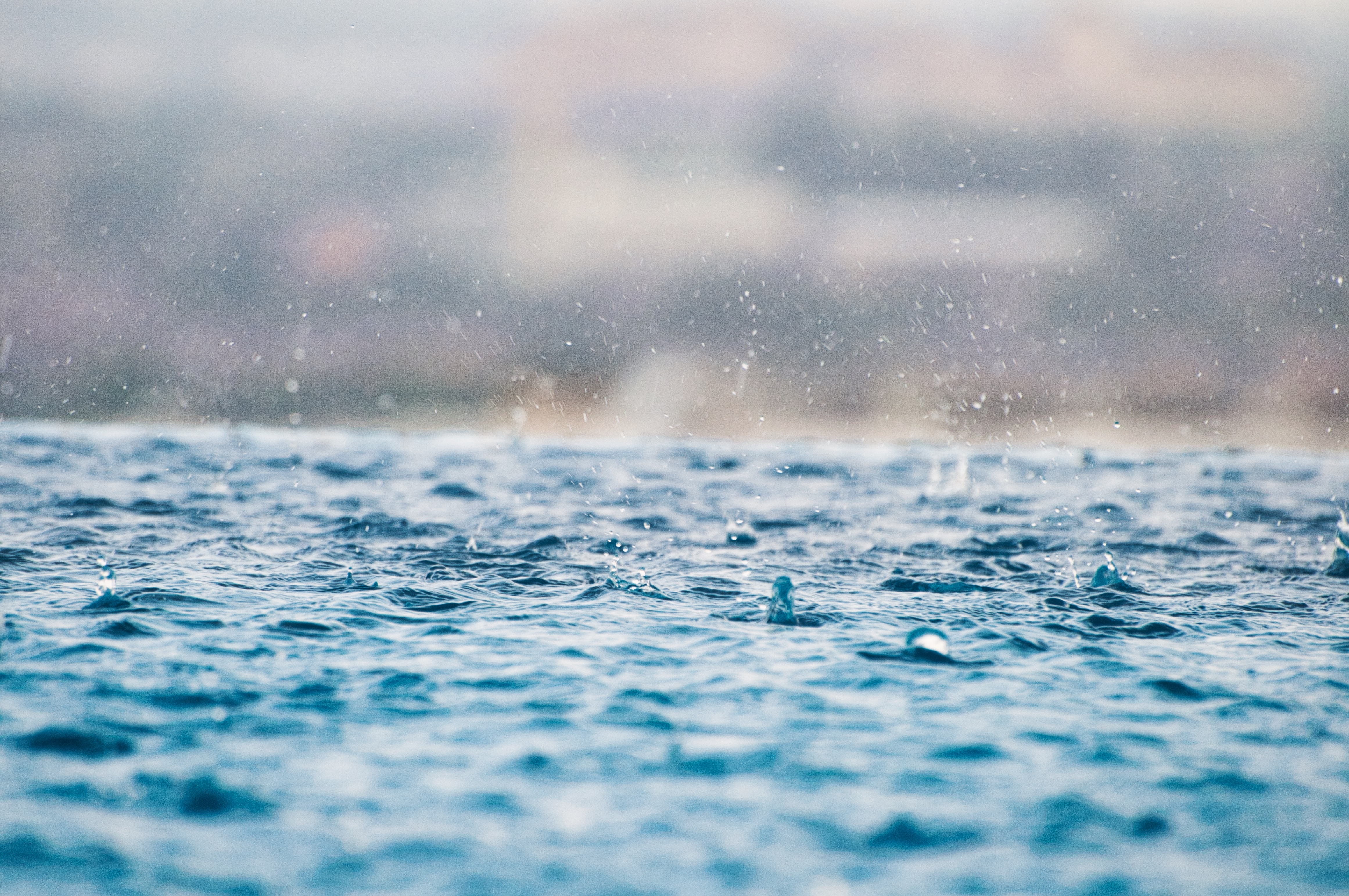 Rain pool. Капли дождя падают. Снегодождевые паводки. Звук воды.